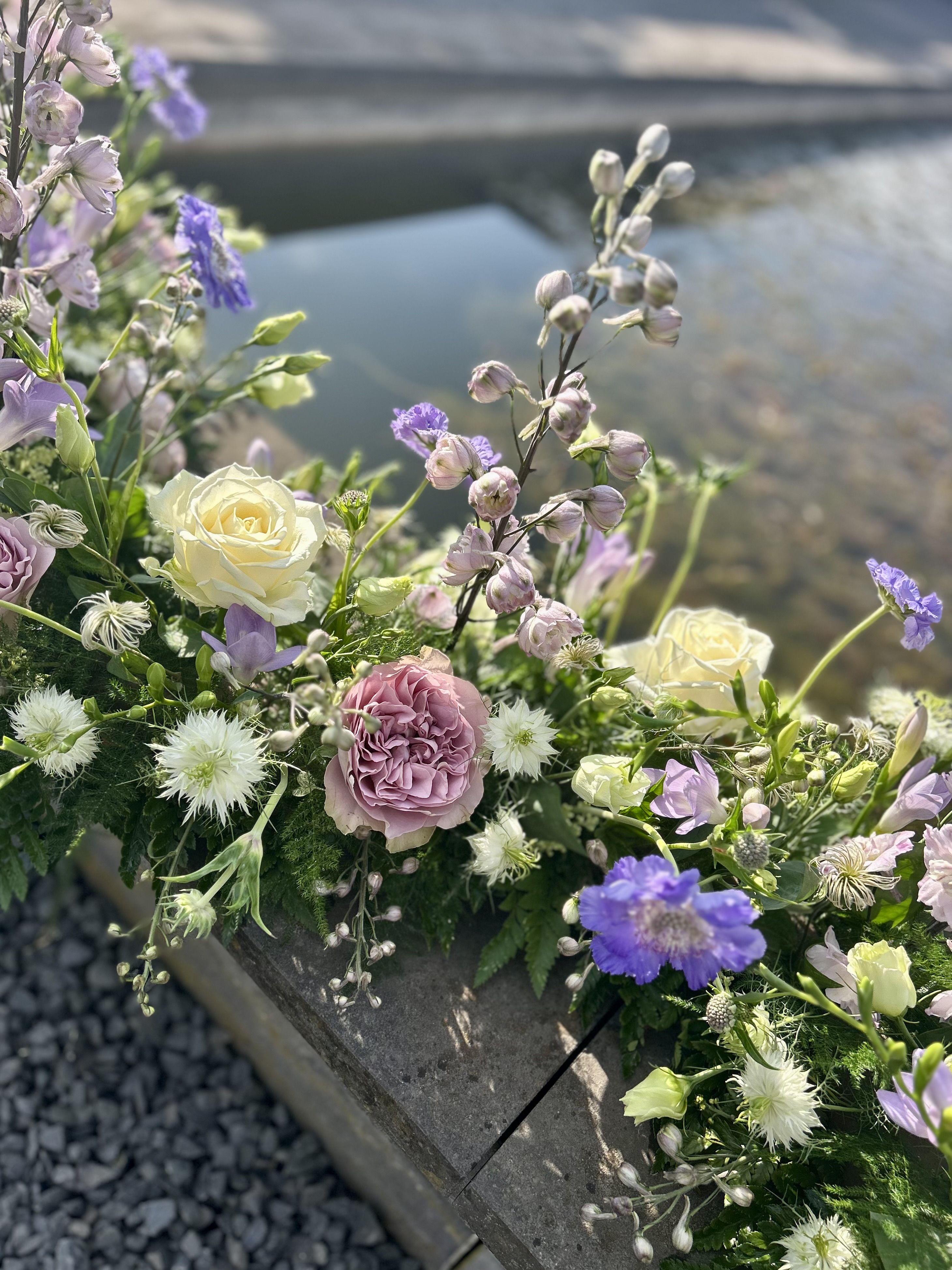 Persoonlijke rouwbloemen vertellen een verhaal